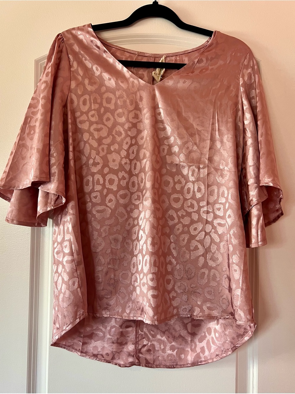 Savanna Jane Women's Blush Pink Satin Leopard Print Flutter Sleeve Top